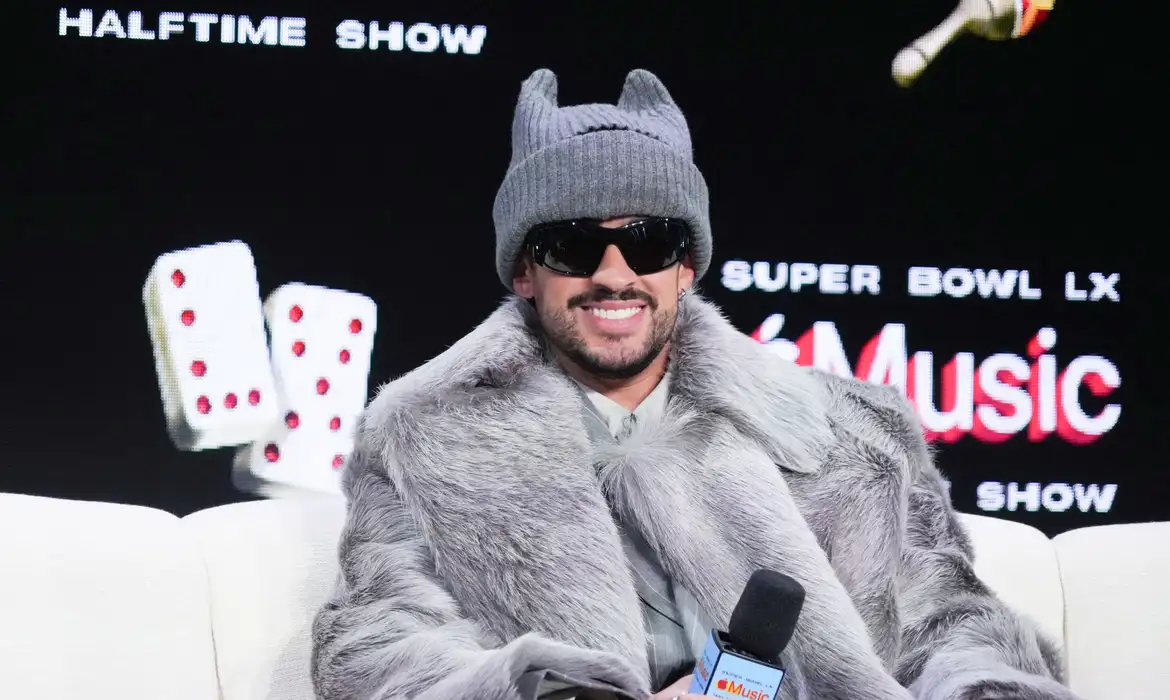 Bad Bunny, vencedor do Grammy e crítico de Trump, canta no Super Bowl