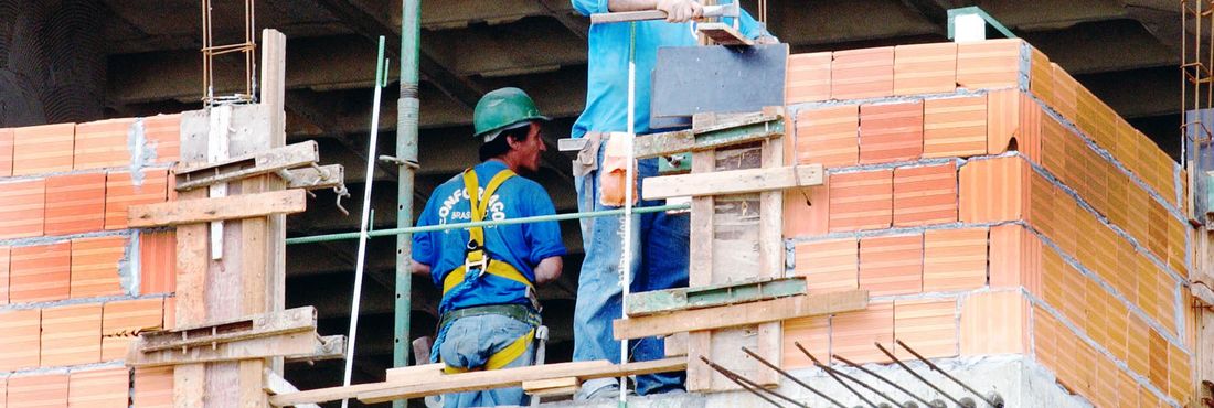 Atividade da construção civil cai pelo terceiro mês consecutivo, diz CNI
