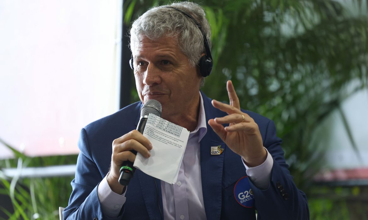 Rio de Janeiro (RJ), 15/11/2024 – O ministro do Desenvolvimento Agrário e Agricultura Familiar, Paulo Teixeira durante plenária que discute sustentabilidade, mudança do clima e transição justa no G20 Social, no Boulevard Olímpico na zona portuária da capital fluminense. Foto: Tomaz Silva/Agência Brasil
