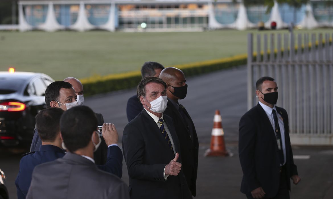O presidente Jair Bolsonaro cumprimenta apoiadores  no Palácio da Alvorada