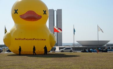 Brasília - Contra um novo aumento dos impostos, a FIESP lançou a campanha nacional: Não Vou Pagar o Pato, com um pato amarelo inflável em frente ao Congresso Nacional (José Cruz/Agência Brasil)