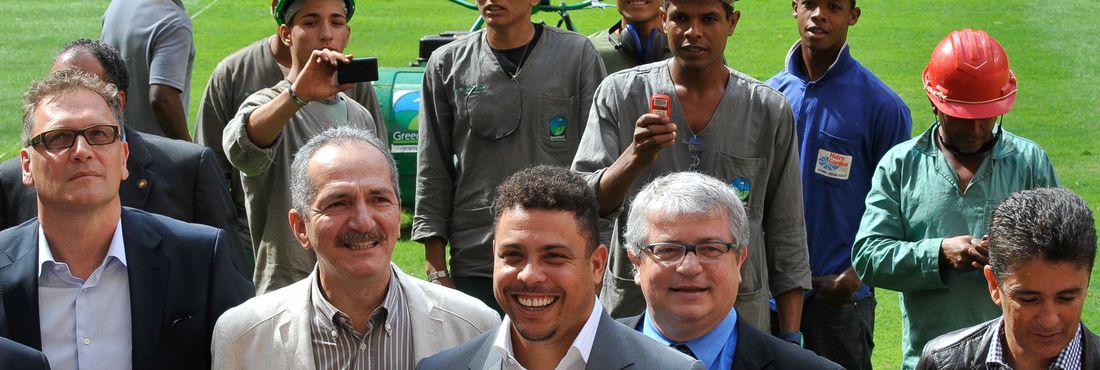 Uma comitiva da FIFA, do Conselho Administrativo do Comitê Organizador Local (COL) e do Governo Federal, visita o Estádio Nacional de Brasília Mané Garrincha.