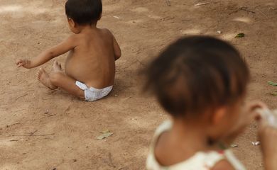 Crianças indígenas Yanomami nos arredores da Casa de Saúde do Índio, que presta acolhimento aos indígenas trazidos em situação de emergência para Boa Vista