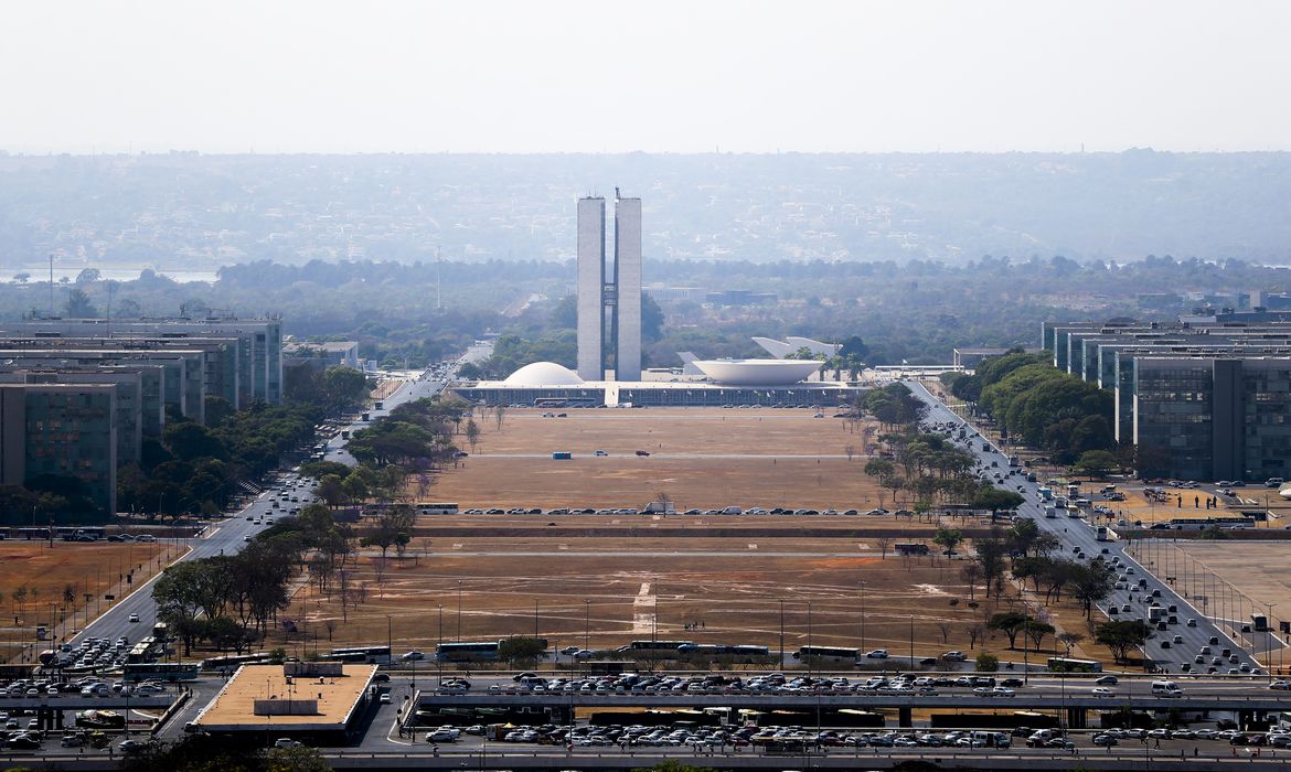 O Eixo Monumental é uma longa avenida que se localiza no centro do Plano Piloto de Brasília, a capital do Brasil. Foi inaugurada com a cidade, no dia 21 de abril de 1960
