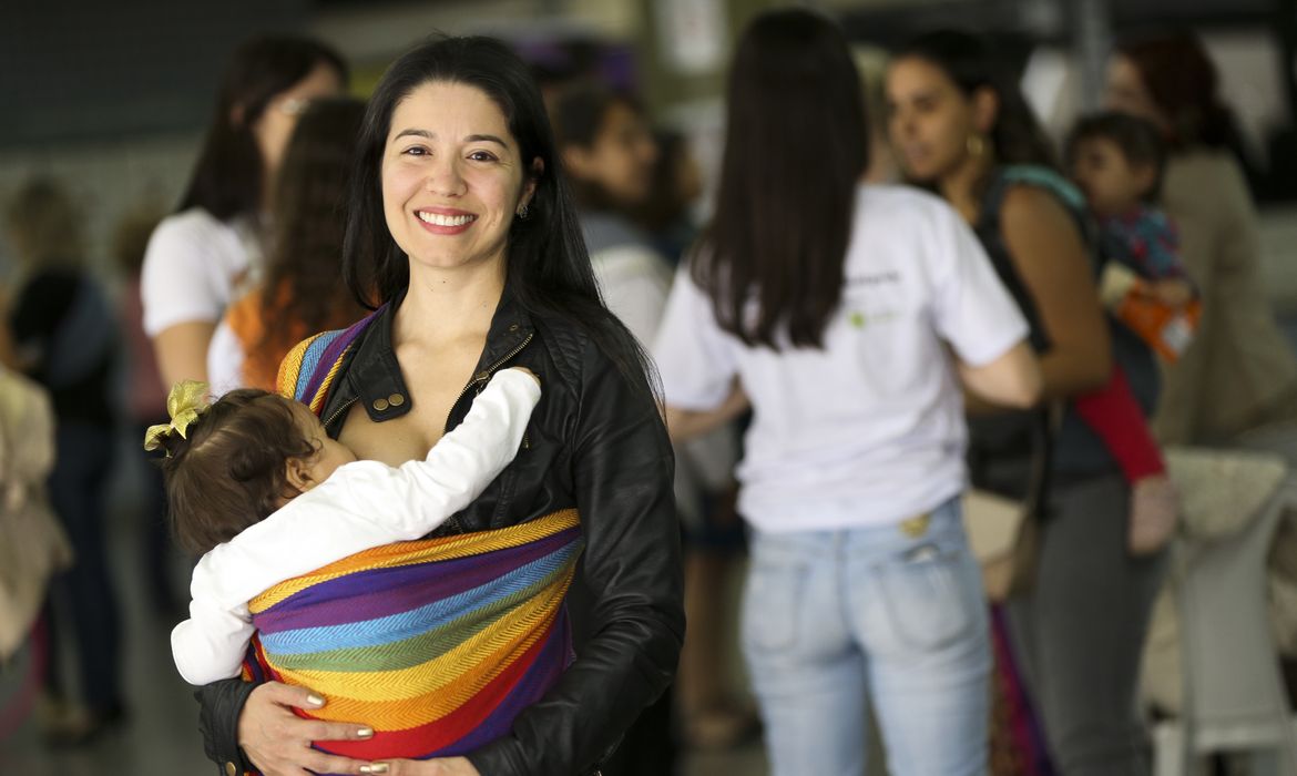 Brasília - Nádia Costa amamenta a filha Rafaela Costa. A secretaria de Saúde do DF e o Metrô-DF promovem atividades para incentivar a amamentação em público e estimular o aleitamento materno (Marcelo Camargo/Agência Brasil)