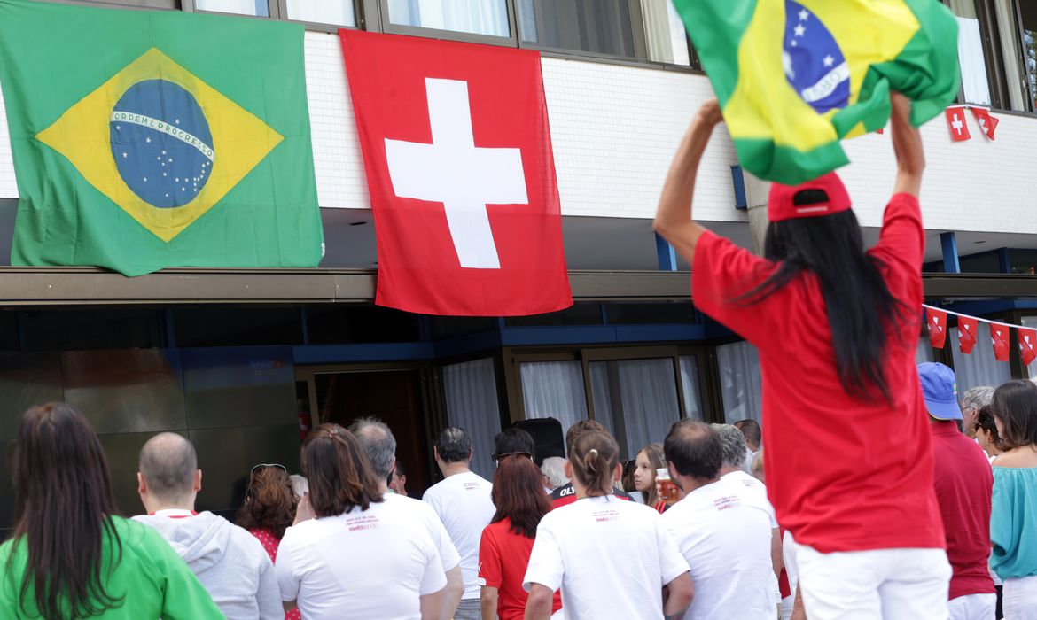 Brasileiros e Suiços assitem jogo na embaixada da Suiça em Brasília