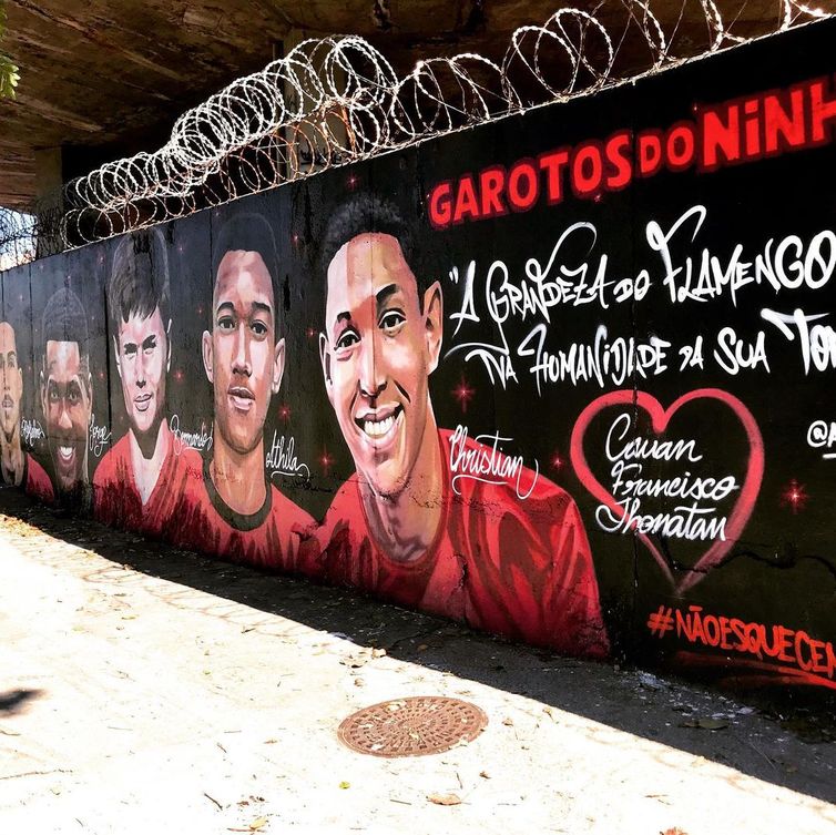 homenagem aos meninos do ninho em muro em frente ao estádio do Maracanã - 10 adolescentes morreram em incêndio no CT do Flamengo, em 08/02/2019