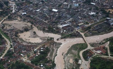 Pernambuco registra 23 cidades afetadas pelas chuvas. O governador Paulo Câmara sobrevoou hoje as regiões atingidas