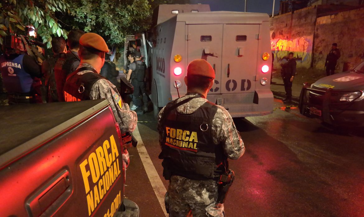 Rio de Janeiro - Agentes da Força Nacional foram feridos a tiros na Vila do João, localidade do Complexo da Maré, zona norte do Rio de Janeiro (Vladimir Platonow/Agência Brasil)
