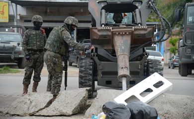 Rio de Janeiro - Forças Armadas fazem operação na Vila Aliança, em Bangu, zona oeste do Rio. Ação visa retirar barricadas colocadas para bloquear ruas (Tomaz Silva/Agência Brasil)