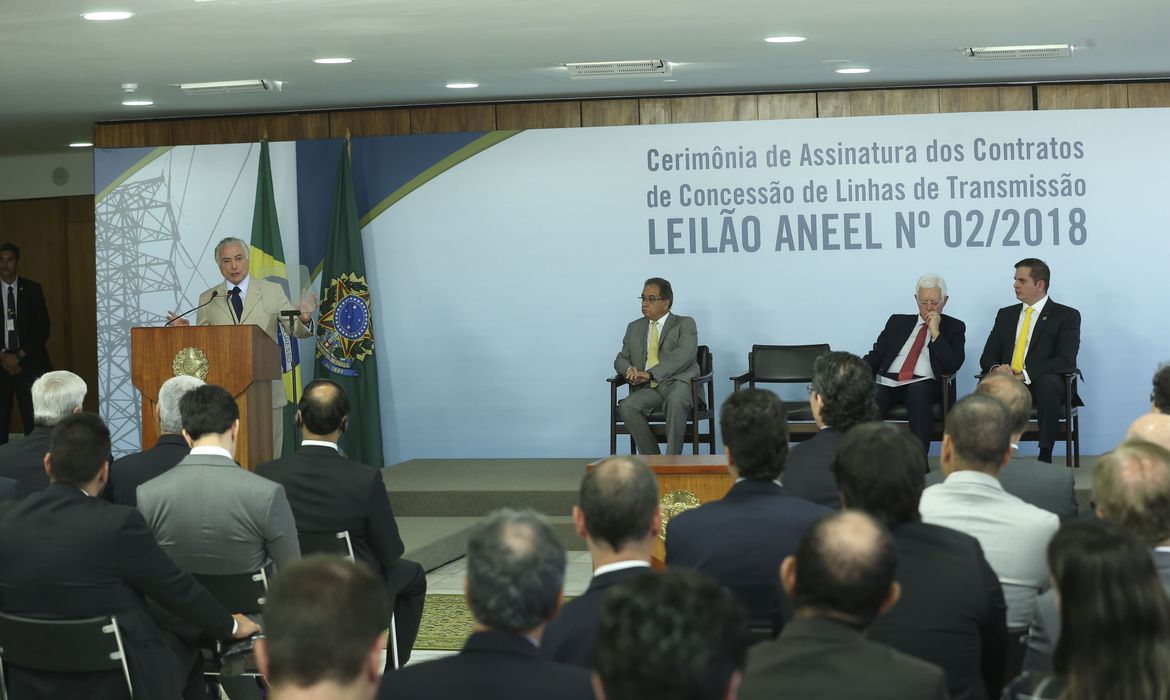 O presidente Michel Temer e o ministro e Minas e Energia, Moreira Franco e o Presidente da Anneel André Pepitone, participam da assinatura de contratos de concessão de linhas de transmissão de energia elétrica