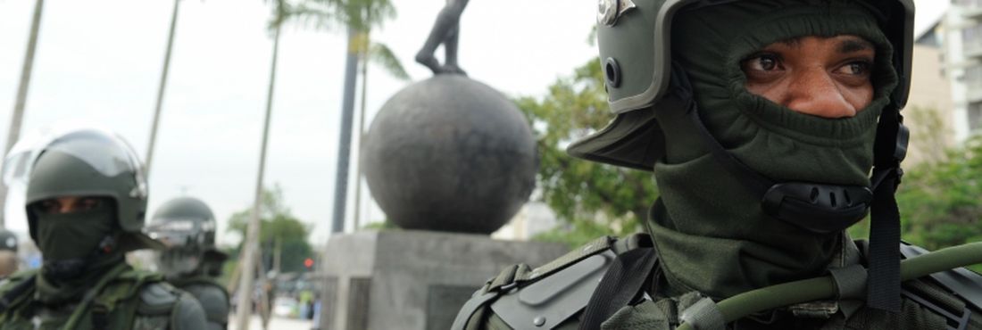 Rio de Janeiro - Simulação planejada do Exército e da Guarda Municipal para conter manifestações com o objetivo de primar pela segurança do Maracanã
