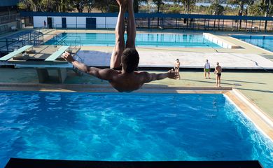 Atletas de saltos ornamentais treinam visando a preparação para os Jogos Olímpicos do Rio 2016, no Centro de Excelência em Saltos Ornamentais da UnB. Na foto, Igor Matheus, Campinas-SP (Valter Campanato/Agência Brasil)