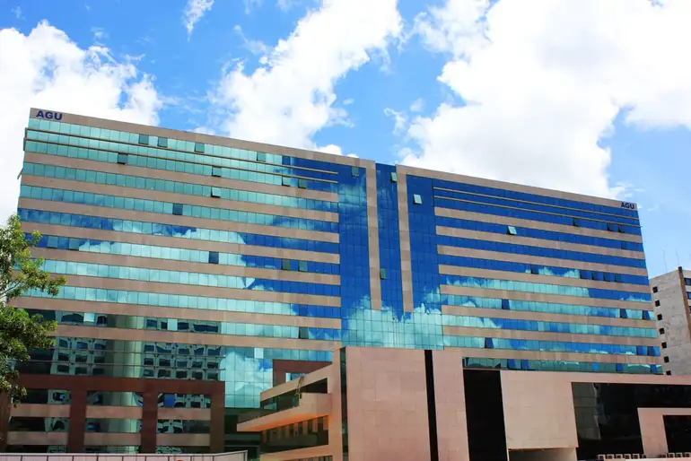 Fachada do edifício sede da Advocacia-Geral da União (AGU), localizado no Setor de Autarquias Sul em Brasília (DF)