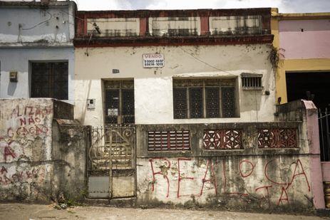Maceió (AL) 17/12/2023 – Residência com placa de vende no bairro Flexal de Baixo, nas proximidades da mina n°18 da mineradora na lagoa de Mundaú.
Foto: Joédson Alves/Agência Brasil