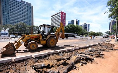 Brasília - Obras de desvio do local onde desabou um viaduto próximo à Galeria dos Estados, na região central de Brasília (Marcelo Camargo/Agência Brasil)