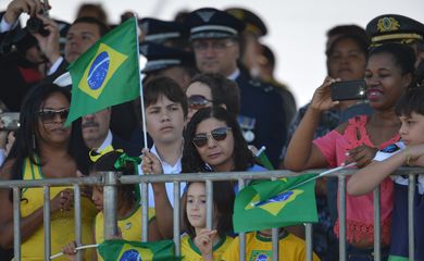 Brasília - Público com bandeira do Brasil participam do desfile militar de 7 de Setembro, na Esplanada dos Ministérios (Fabio Rodrigues Pozzebom/Agência Brasil)