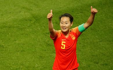 Jogadora chinesa Haiyan Wu comemora vitória no jogo na Copa do Mundo de Futebol Feminino - França 2019