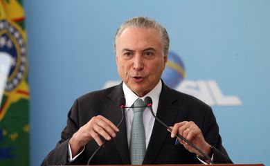 Brasília - Presidente Michel Temer participa da cerimônia alusiva ao Dia Nacional da Micro e Pequena Empresa, no Palácio do Planalto (Antonio Cruz/Agência Brasil) 
