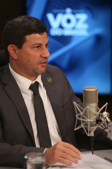 O ministro do Turismo, Carlos Brito,  é o entrevistado no programa A Voz do Brasil,