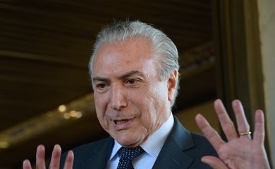O vice-presidente da República, Michel Teme, fala à imprensa após reunião com ministros e líderes da base do governo (Wilson Dias/Agência Brasil)
