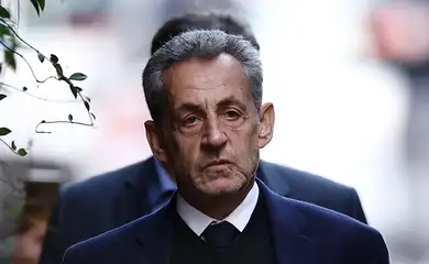 Ex-presidente da França Nicolas Sarkozy deixa sua casa em Paris para começar a cumprir sentença de 5 anos de prisão
21/10/2025 REUTERS/Sarah Meyssonnier