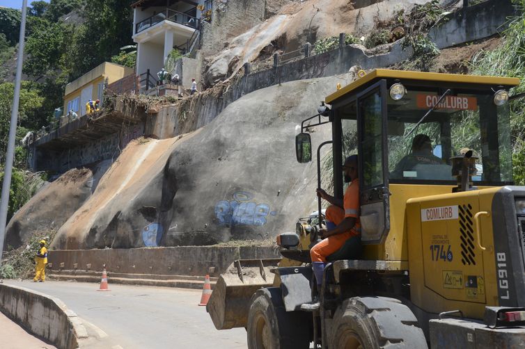 Avenida Niemeyer, em São Conrado, foi parcialmente liberada hoje (9). O tráfego na via é feito de maneira reduzida. Equipes da prefeitura trabalham na contenção das encostas, remoção da lama e retirada de árvores com ameaça de queda.