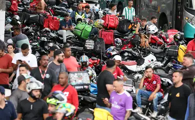 São Paulo (SP), 31/03/2025 - Entregadores de aplicativos de delivery em greve fazem manifestação na frente a sede do iFood em Osasco. Foto: Paulo Pinto/Agência Brasil