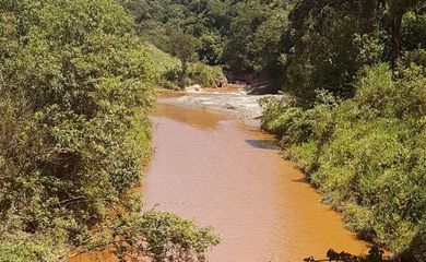 O vazamento foi identificado a partir da mudança da coloração do rio Itabirito, fato que chamou atenção da Secretaria de Meio Ambiente do município