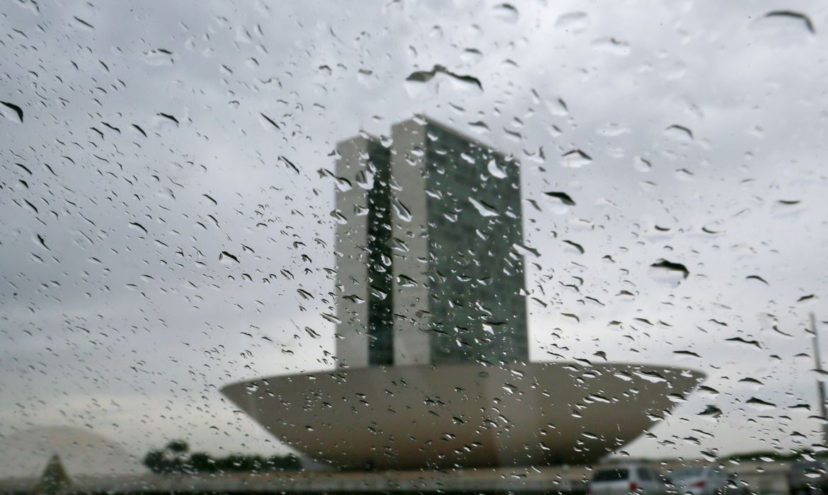 Brasília - Após quatro meses de seca, uma chuva fina caiu esta tarde no Distrito Federal (Fabio Rodrigues Pozzebom/Agência Brasil)