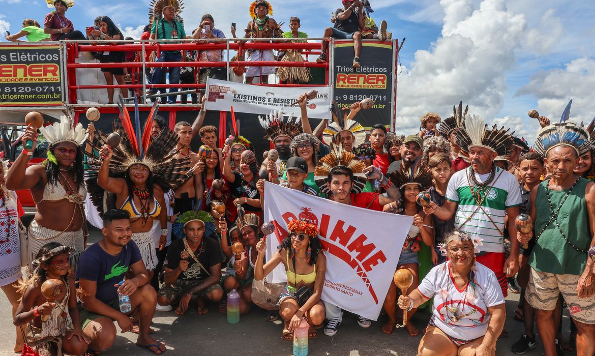 Brasília (DF) 23/04/2024 – Indígena de várias etnias que participam do Acampamento Terra Livre 2024, marcham na Esplanada dos Ministérios com o eslogam #EmergênciaIndígena: Nossos Direitos não se negociam. Foto: Jose Cruz/ Agência Brasil