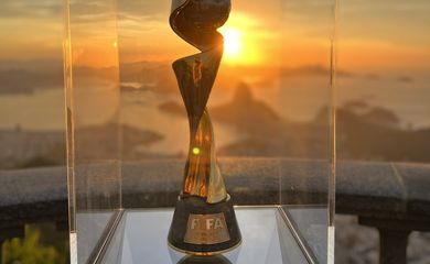 taça da copa do mundo de futebol feminino é apresentada no Corcovado, no RJ, em 29/03/2023