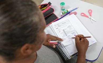 Selo identificará gestão pública comprometida com a alfabetização 25 02/04/2024 - Com menor taxa de analfabetismo do país, DF é referência em educaçãoO Distrito Federal é a unidade da Federação com a menor taxa de analfabetismo do país (1,7%), segundo dados da Pesquisa Nacional por Amostra de Domicílios (PNAD) Contínua mais recente. Adultos sendo alfabetizados na escola. Foto: Geovana Albuquerque/Agência Brasília