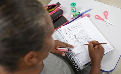 02/04/2024 - Com menor taxa de analfabetismo do país, DF é referência em educação
O Distrito Federal é a unidade da Federação com a menor taxa de analfabetismo do país (1,7%), segundo dados da Pesquisa Nacional por Amostra de Domicílios (PNAD) Contínua mais recente. Adultos sendo alfabetizados na escola. Foto: Geovana Albuquerque/Agência Brasília