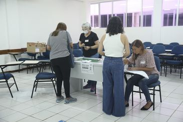 Antonio Cruz/Agência Brasil Eleições,Eleitores em Filas de Votações no Unieuro e Colegio Lasalle.