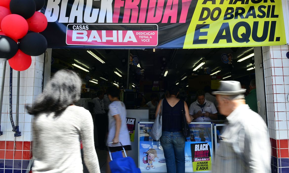 São Paulo - Movimento no comércio da rua Teodoro Sampaio, em Pinheiros, durante o Black Friday (Rovena Rosa/Agência Brasil)