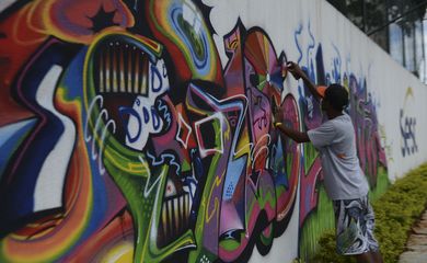 Grafiteiros do Distrito Federal, participam do projeto Brasil em Cores que além do Graffiti realiza ainda outros elementos da cultura hip hop(José Cruz/Agência Brasil)