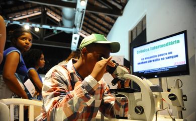 O salão de exposições do Museu da Vida exibe uma série de materiais educativos produzidos pelos estudantes do Programa de Pós-graduação em Medicina Tropical do Instituto Oswaldo Cruz (IOC/Fiocruz) em torno da temática Educação em saúde para