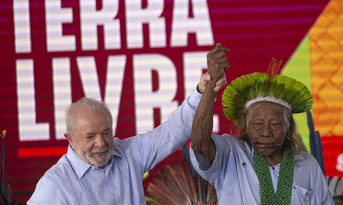 Brasília (DF), 28/04/2023 - O presidente Luiz Inácio Lula da Silva e o Cacique Raoni Metuktire durante o encerramento do Acampamento Terra Livre. Foto: Marcelo Camargo/Agência Brasil