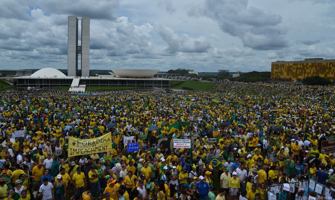 Manifestação contra o governo e a corrupção na Esplanda dos Ministérios ( José Cruz/Agência Brasil)