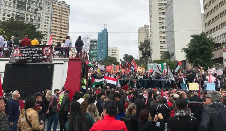 São Paulo-15/06/2025 Manifestantes se unem a protestos mundiais e fazem ato nesta domingo  pró-Palestina no centro de São Paulo. Foto Guilherme Jeronymo/ Agência Brasil.