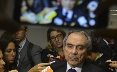 Brasília - O senador Raimundo Lira dá entrevista após votação na Comissão Especial do Impeachment  (Antonio Cruz/Agência Brasil)