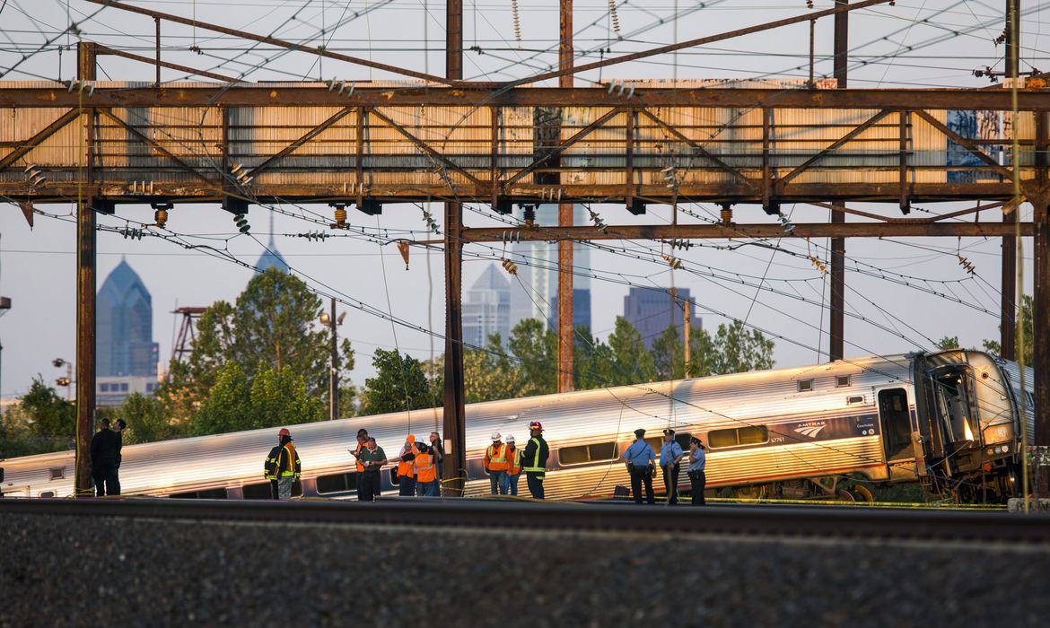 Descarrilamento de um trem de passaeiros da Amtrak, ocorrido na Philadelphia, Pensilvânia