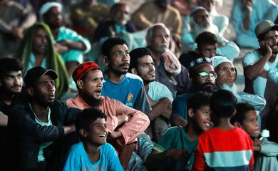 Paquistaneses assistem à Copa do Mundo em Karachi