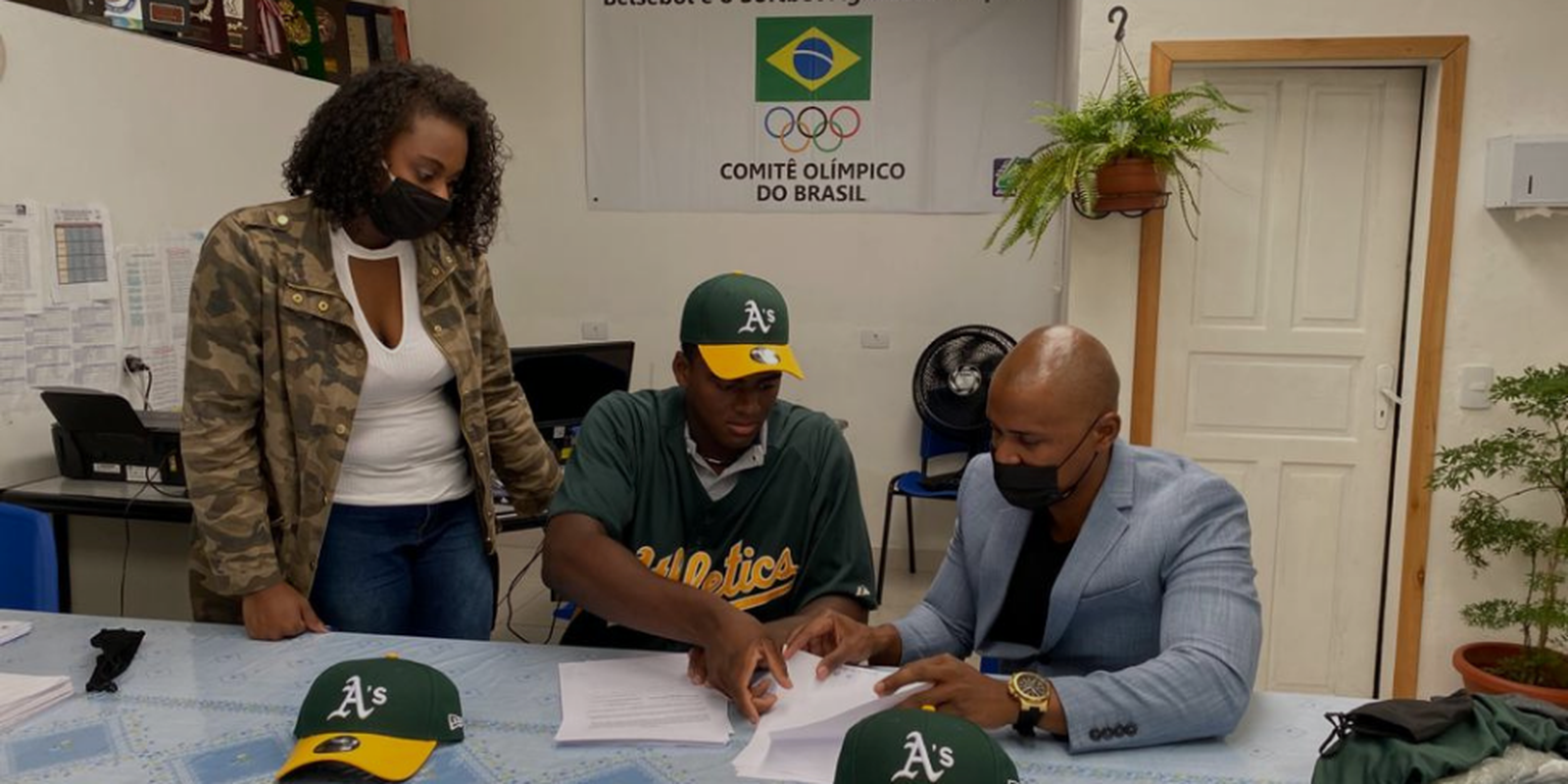 Primeiro brasileiro a assinar com a MLB lembra recorde no Guiness