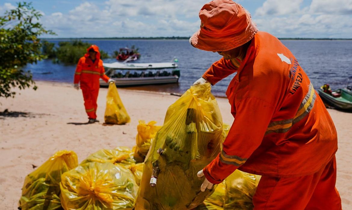 Plano de Combate ao Lixo no Mar retira 400 toneladas de lixo em praias, rios e mangues