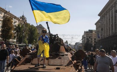 Veículo blindado russo destruído é mostrado em Kiev