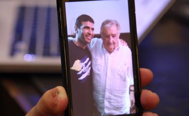 Ex-preso de Guantánamo mostra foto da visita que recebeu do ex-presidente Pepe Mujica (Reprodução TV Brasil/Monica Yanakiew)