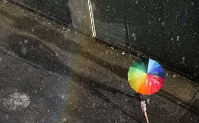 Chuva intensa acompanhada de rajadas de vento em dia de calor forma arco-íris na região central da cidade, que tem alerta estágio de atenção.