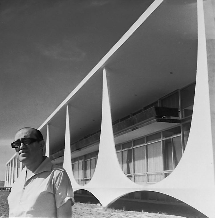 Brasília (DF) 21/04/2023 Fotos da construção de Brasília. Oscar Niemeyer em frente ao Palácio da Alvorada, Brasília, DF, 1958. Walter Firmo/Acervo Oscar Niemeyer em frente ao Palácio da Alvorada, Brasília, DF, 1958. Walter Firmo/Acervo  Instituto Moreira Salles